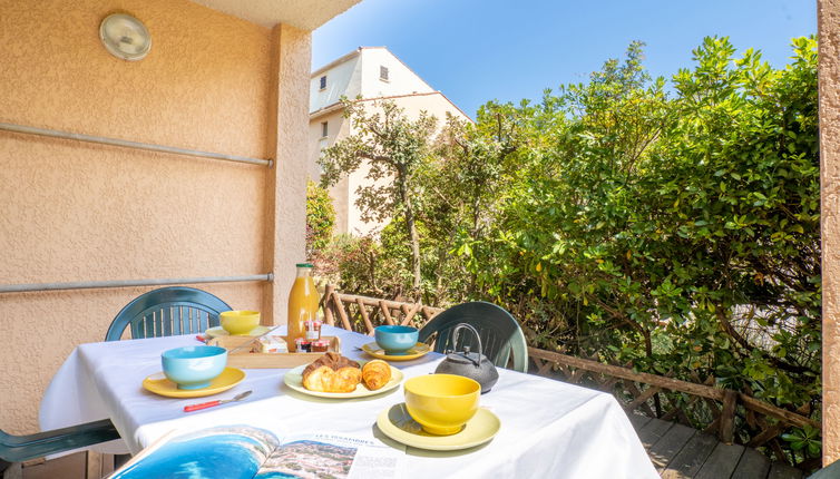 Foto 1 - Appartamento con 1 camera da letto a Roquebrune-sur-Argens con piscina e vista mare