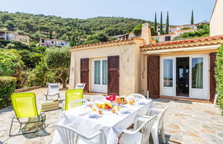 Foto 1 - Casa de 2 habitaciones en Cavalaire-sur-Mer con piscina y jardín