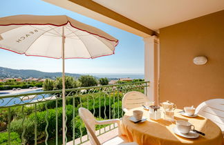 Foto 1 - Apartamento de 1 habitación en Roquebrune-sur-Argens con piscina y vistas al mar