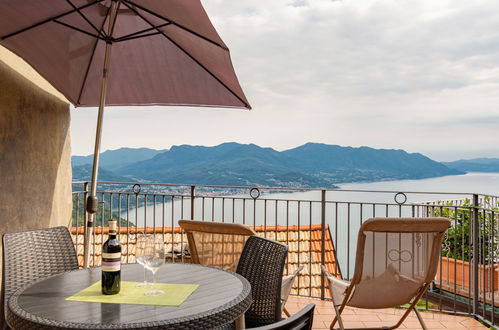 Photo 12 - Appartement de 2 chambres à Maccagno con Pino e Veddasca avec terrasse et vues sur la montagne