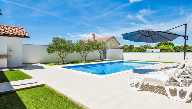 Photo 1 - Maison de 3 chambres à Benkovac avec piscine privée et jardin