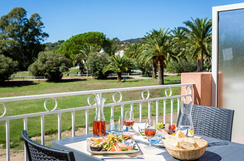 Foto 3 - Appartamento con 1 camera da letto a Grimaud con piscina e vista mare