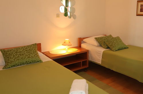 Foto 15 - Appartamento con 2 camere da letto a Okrug con terrazza e vista mare