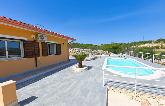 Casa de 5 quartos em Floridia com piscina privada e jardim - Foto 26