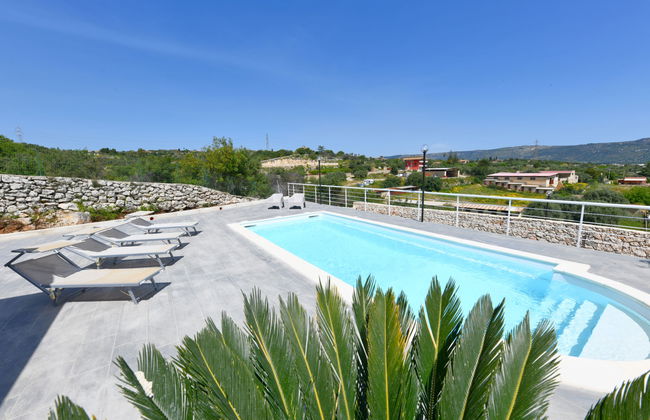 Casa de 5 quartos em Floridia com piscina privada e jardim - Foto 2