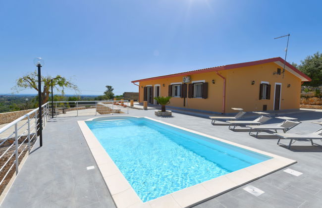 Casa de 5 quartos em Floridia com piscina privada e jardim - Foto 1