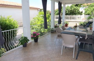 Photo 3 - 3 bedroom House in Jasenice with garden and sea view