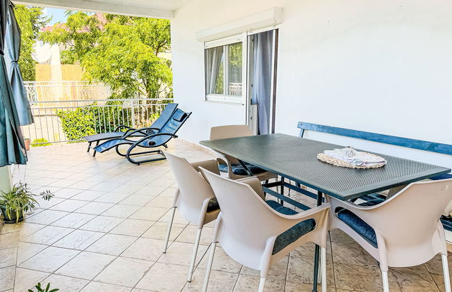 Casa de 4 quartos em Jasenice com jardim - Foto 1