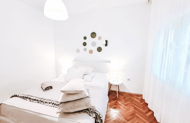 Casa de 4 quartos em Jasenice com jardim - Foto 15