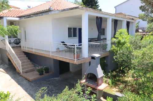 Photo 2 - Maison de 3 chambres à Jasenice avec jardin et vues à la mer