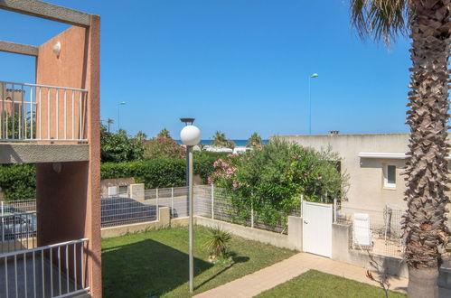 Foto 11 - Appartamento con 2 camere da letto a Saint-Cyprien con terrazza e vista mare