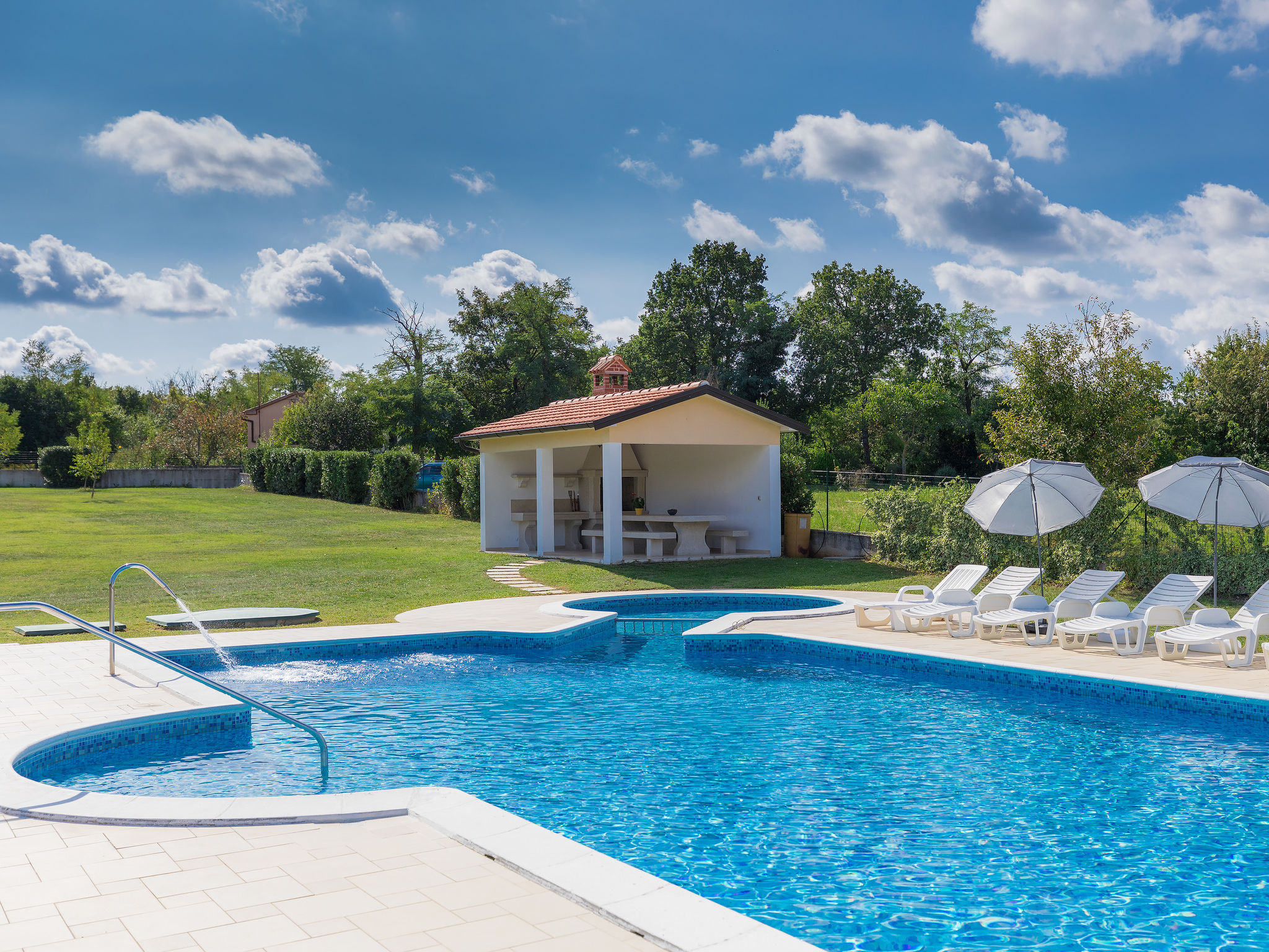 Foto 1 - Apartamento de 1 quarto em Žminj com piscina e vistas do mar