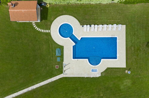 Foto 39 - Apartamento de 3 habitaciones en Žminj con piscina y jardín