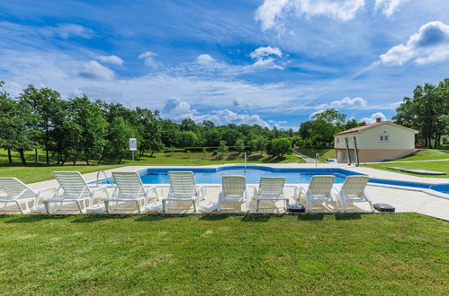 Foto 55 - Appartamento con 3 camere da letto a Žminj con piscina e giardino