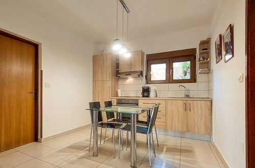 Photo 15 - 2 bedroom Apartment in Punat with garden and terrace