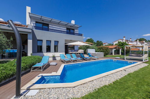 Foto 28 - Casa con 4 camere da letto a Kaštelir-Labinci con piscina privata e giardino