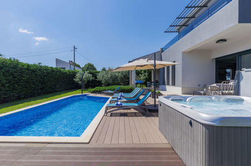 Photo 30 - Maison de 4 chambres à Kaštelir-Labinci avec piscine privée et vues à la mer