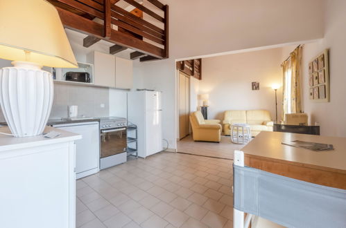 Foto 10 - Appartamento con 2 camere da letto a Cavalaire-sur-Mer con piscina e vista mare