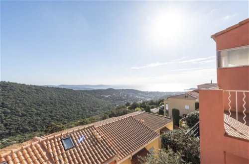 Photo 16 - 2 bedroom Apartment in Cavalaire-sur-Mer with swimming pool and sea view