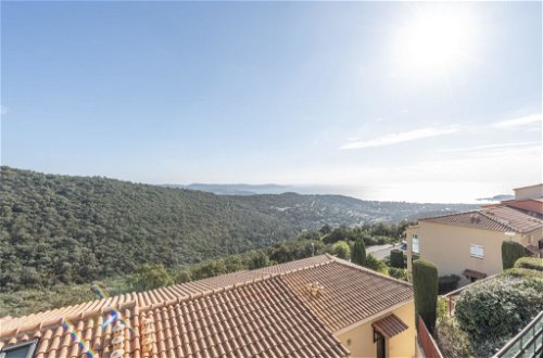 Photo 15 - 2 bedroom Apartment in Cavalaire-sur-Mer with swimming pool and sea view