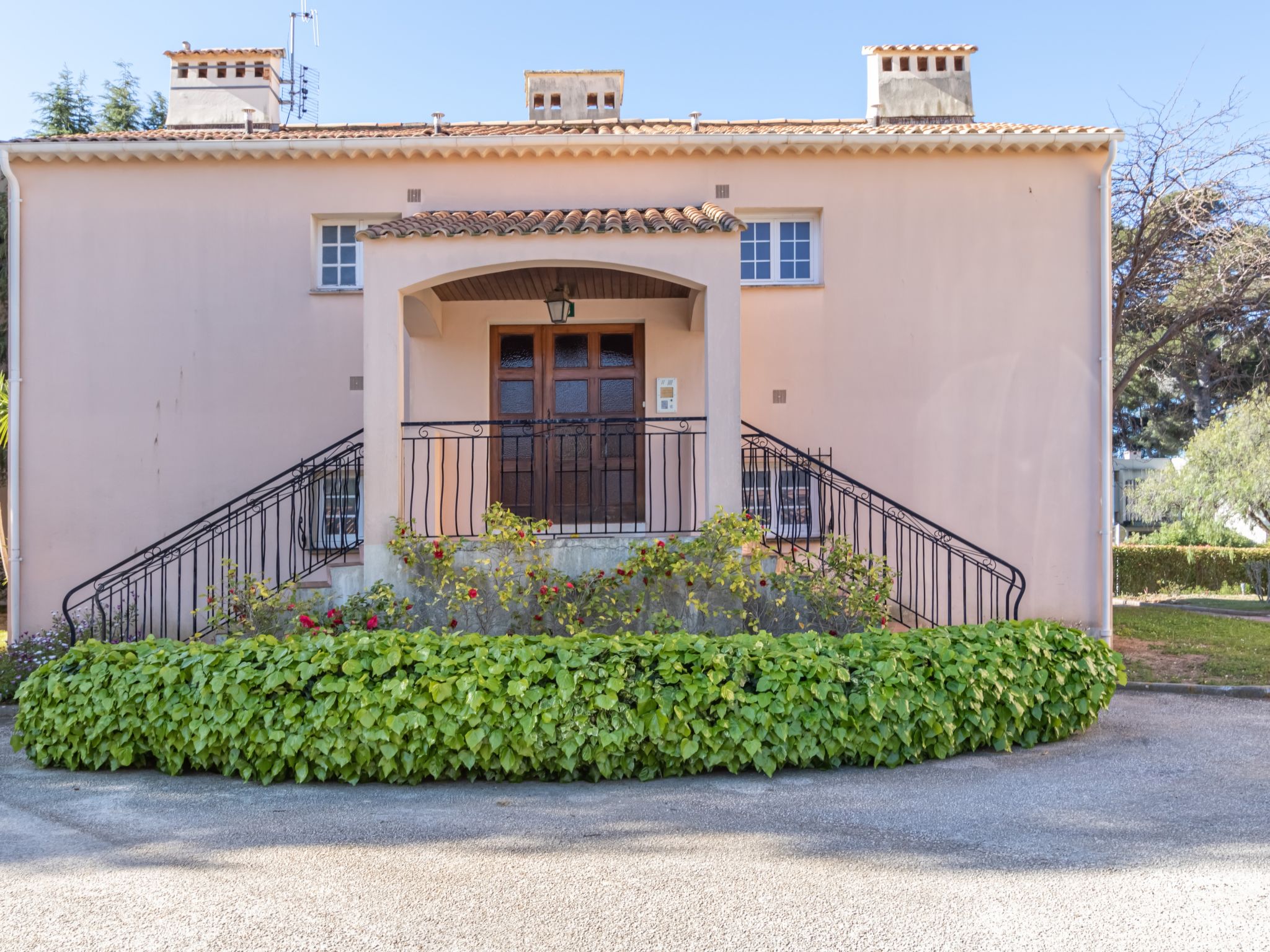 Foto 5 - Apartamento de 1 quarto em Carqueiranne com jardim e vistas do mar