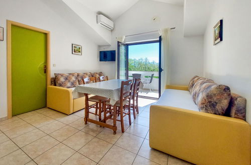 Photo 10 - Appartement de 1 chambre à Baška avec jardin