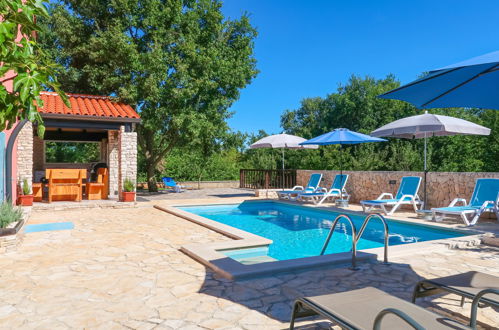 Photo 2 - Maison de 4 chambres à Sveta Nedelja avec piscine privée et vues à la mer