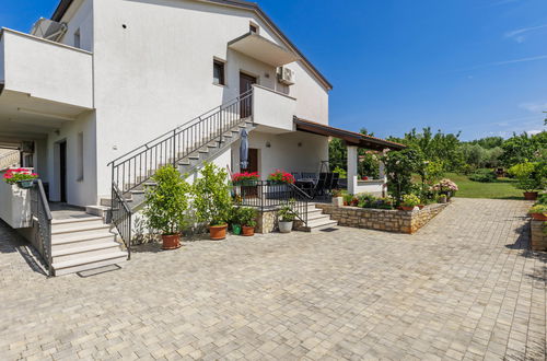 Foto 16 - Appartamento con 1 camera da letto a Novigrad con giardino e terrazza