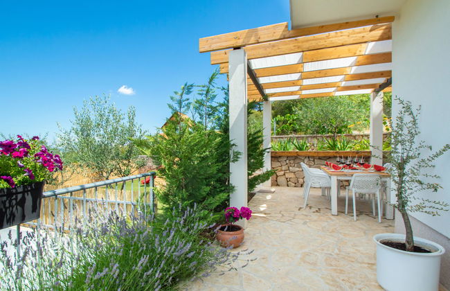 Casa de 4 quartos em Bilice com piscina privada e jardim - Foto 13
