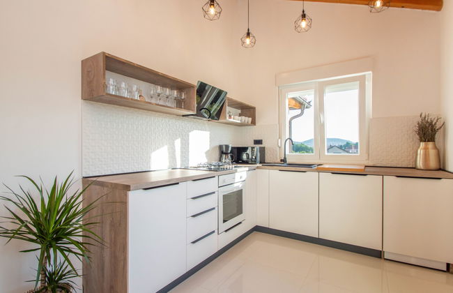 Casa de 4 quartos em Bilice com piscina privada e jardim - Foto 25