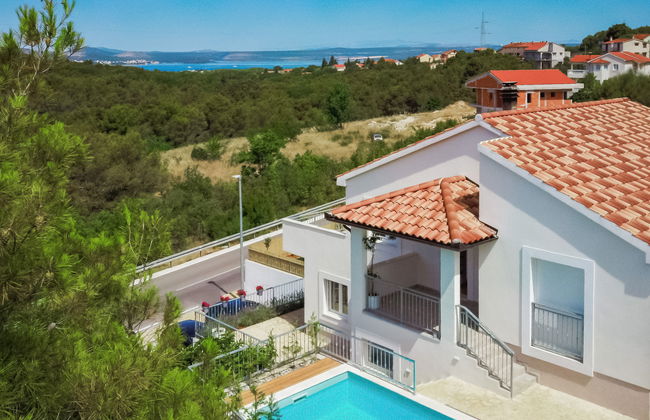 Casa de 4 quartos em Bilice com piscina privada e jardim - Foto 14