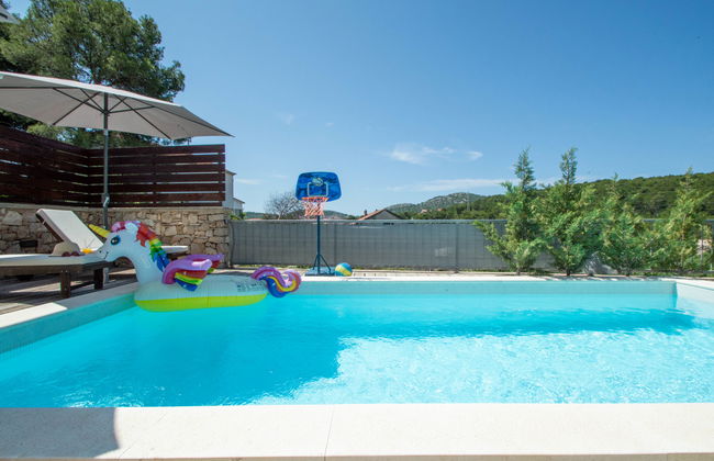 Casa de 4 quartos em Bilice com piscina privada e jardim - Foto 9