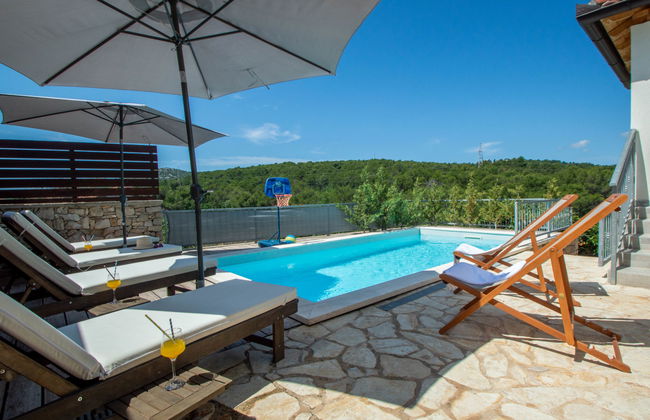 Casa de 4 quartos em Bilice com piscina privada e jardim - Foto 8