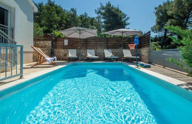 Casa de 4 quartos em Bilice com piscina privada e jardim - Foto 1