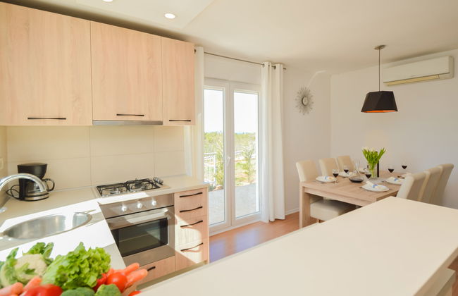 Casa de 4 quartos em Bilice com piscina privada e jardim - Foto 37