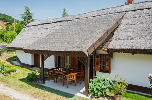 Foto 17 - Casa de 2 quartos em Balatongyörök com jardim e terraço
