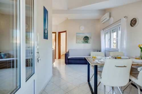 Foto 4 - Apartamento de 1 quarto em Jasenice com piscina e vistas do mar