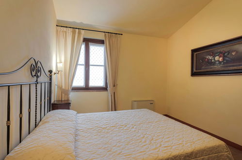 Photo 10 - 1 bedroom Apartment in Desenzano del Garda with swimming pool and garden