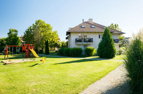 Foto 1 - Apartamento en Balatonőszöd con jardín y vistas a la montaña