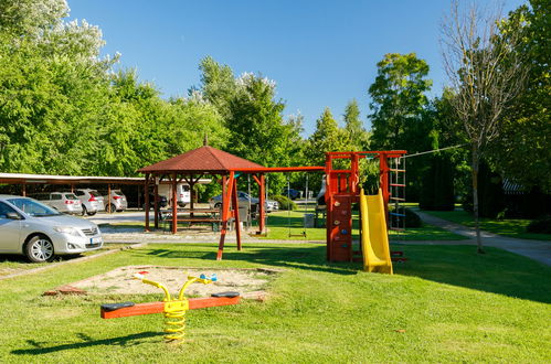 Foto 30 - Appartamento a Balatonőszöd con giardino e vista sulle montagne