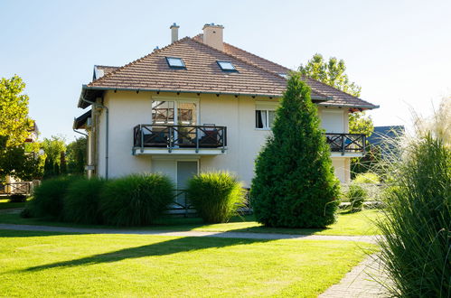 Foto 15 - Apartamento en Balatonőszöd con jardín y vistas a la montaña