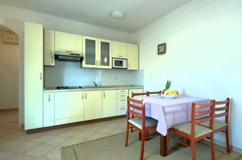 Foto 6 - Appartamento con 1 camera da letto a Poreč con giardino e vista mare