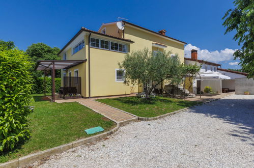 Foto 1 - Apartamento de 1 habitación en Poreč con jardín y vistas al mar