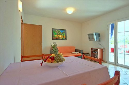 Foto 9 - Appartamento con 1 camera da letto a Poreč con giardino e vista mare