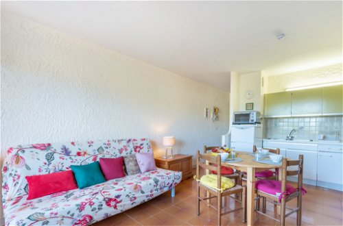 Foto 5 - Appartamento con 1 camera da letto a Cavalaire-sur-Mer con giardino e vista mare