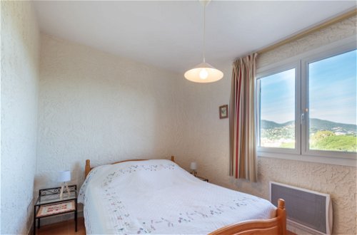 Foto 10 - Appartamento con 1 camera da letto a Cavalaire-sur-Mer con giardino e vista mare