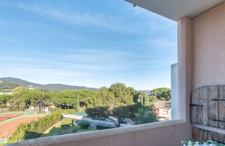 Foto 1 - Apartamento de 1 habitación en Cavalaire-sur-Mer con jardín y vistas al mar