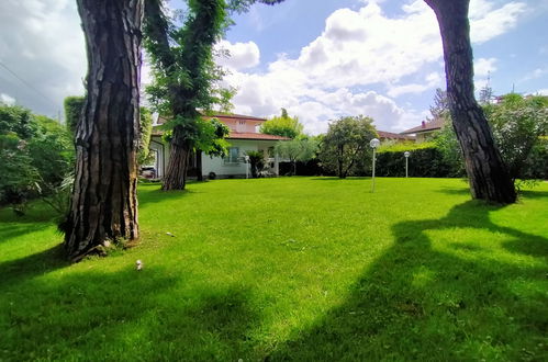 Foto 9 - Casa de 6 habitaciones en Forte dei Marmi con jardín y vistas al mar