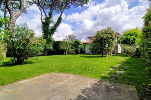 Foto 1 - Casa de 6 habitaciones en Forte dei Marmi con jardín y vistas al mar