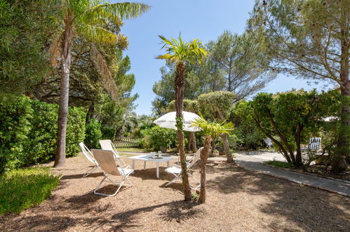 Photo 23 - 4 bedroom House in Fréjus with garden and terrace